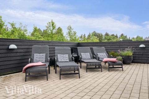 På terrassen i sommarhus nr 460 finns det plats för upp till 18 gäster.