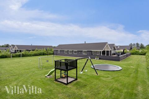 Till den trevliga sommarstugan nr 460 i Vestjylland erbjuds en mängd utomhusaktiviteter, t.ex. lektorn och gungor