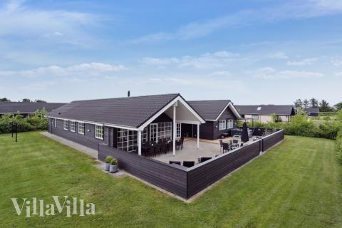 Den praktfulla poolstugan nr 460 med plats för 18 personer ligger i Vestjylland