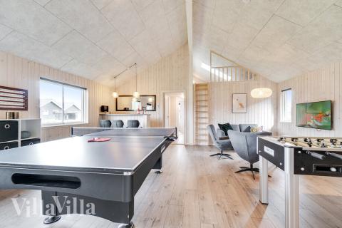 Lyxstuga 464 för 16 personer har ett stort aktivitetsrum med bl.a. biljard och dart