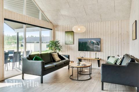 Vardagsrummet i lyxstuga nr. 464 har plats för 16 personer.