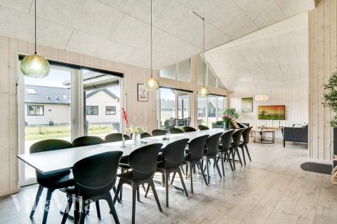 Det stora ljusa vardagsrummet i lyxstuga nr 464 för 16.