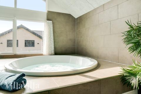 Njut av spabadets värme i lyxstuga nr 464 i Vestjylland