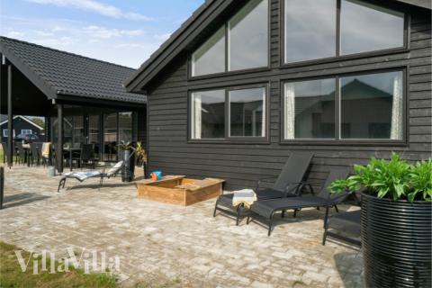 På terrassen i sommarhus nr 464 finns det plats för upp till 16 gäster.