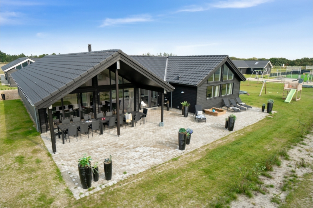Den praktfulla poolstugan nr 464 med plats för 16 personer ligger i Vestjylland