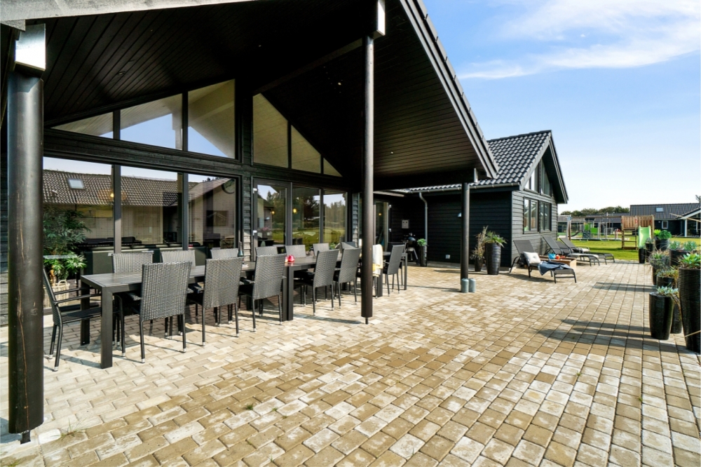 Njut av en grillkväll på terrassen i lyxstuga nr 464 i Vestjylland