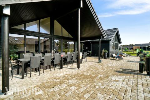 Njut av en grillkväll på terrassen i lyxstuga nr 464 i Vestjylland