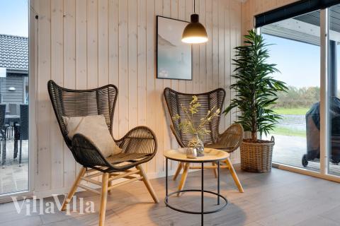 Den rymliga entrén i lyxstuga nr 462 i Vestjylland