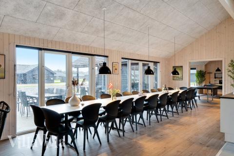 Det stora ljusa vardagsrummet i lyxstuga nr 462 för 26.