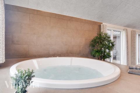 Njut av spabadets värme i lyxstuga nr 462 i Vestjylland