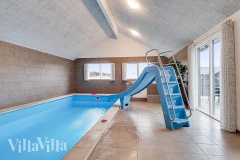 Sommarstuga 462 är inredd med en smakfull poolavdelning som har vattenrutschbana, ett stort inbyggt spapad och bastu