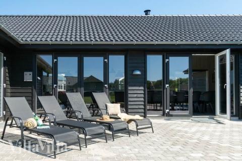 På terrassen i sommarhus nr 462 finns det plats för upp till 26 gäster.