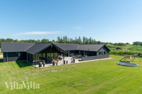 Den praktfulla poolstugan nr 462 med plats för 26 personer ligger i Vestjylland