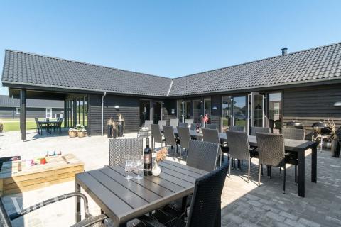 Njut av en grillkväll på terrassen i lyxstuga nr 462 i Vestjylland