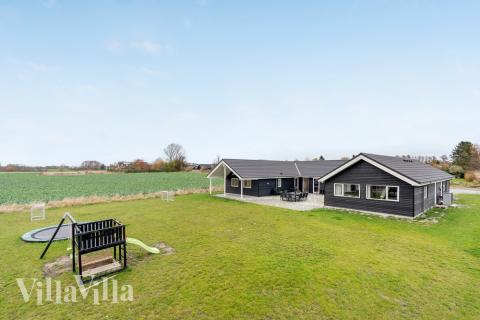 Den praktfulla poolstugan nr 468 med plats för 20 personer ligger i Lolland/Falster/Møn