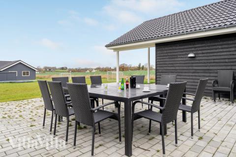 Lyxstuga nr 468 har en härlig terrass med sköna trädgårdsmöbler för 20 personer.