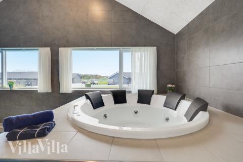 Njut av spabadets värme i lyxstuga nr 468 i Lolland/Falster/Møn