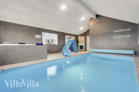 Sommarstuga 468 är inredd med en smakfull poolavdelning som har vattenrutschbana, ett stort inbyggt spapad och bastu