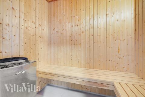 Njut av bastuvärmen i lyxstuga nr 468 för 20 personer