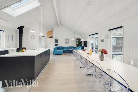 Det stora ljusa vardagsrummet i lyxstuga nr 468 för 20.