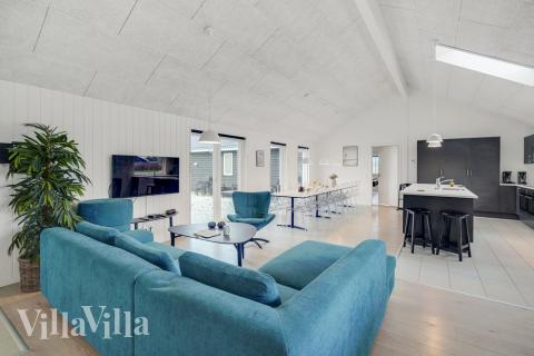 I soffhörnan i lyxstuga 468 i Lolland/Falster/Møn kan ni spela brädspel eller titta på film tillsammans.