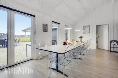 Vardagsrummet i lyxstuga nr. 468 har plats för 20 personer.