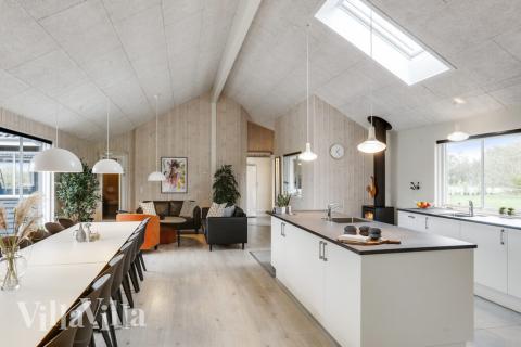 Det stora ljusa vardagsrummet i lyxstuga nr 469 för 22.