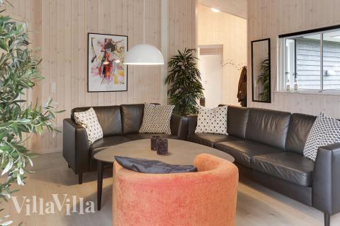 I soffhörnan i lyxstuga 469 i Lolland/Falster/Møn kan ni spela brädspel eller titta på film tillsammans.