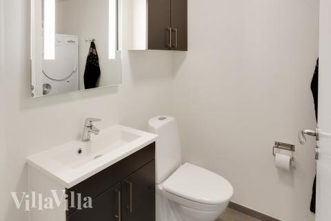 Ett duschrum finns i lyxstuga nr 469 för 22 personer.