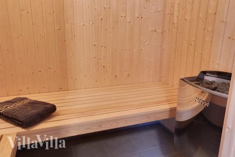 Njut av bastuvärmen i lyxstuga nr 469 för 22 personer