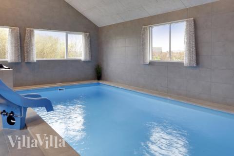 Den härliga poolen i lyxstuga nr 469 för 22 personer