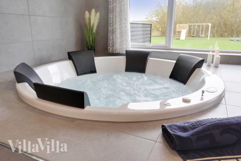 Njut av spabadets värme i lyxstuga nr 469 i Lolland/Falster/Møn