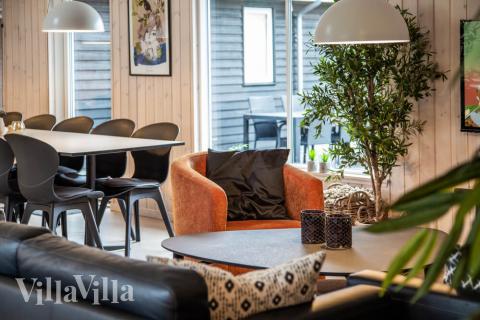 När ni besöker lyxhus nr 469 kan ni mysa tillsammans i sofforna.