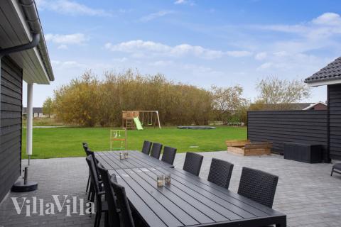 På terrassen i sommarhus nr 469 finns det plats för upp till 22 gäster.