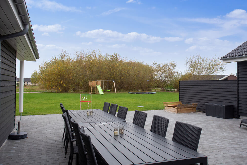 På terrassen i sommarhus nr 469 finns det plats för upp till 22 gäster.