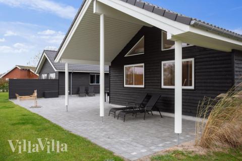 Lyxstuga nr 469 har en härlig terrass med sköna trädgårdsmöbler för 22 personer.