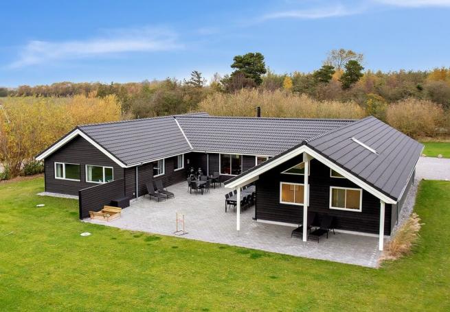 Den praktfulla poolstugan nr 469 med plats för 22 personer ligger i Lolland/Falster/Møn