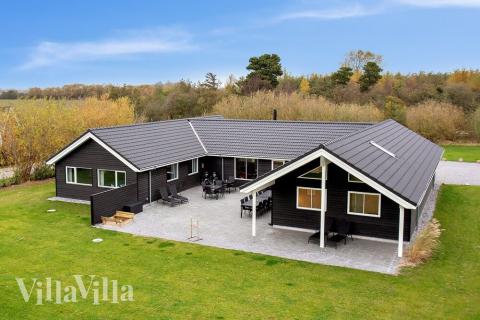 Den praktfulla poolstugan nr 469 med plats för 22 personer ligger i Lolland/Falster/Møn