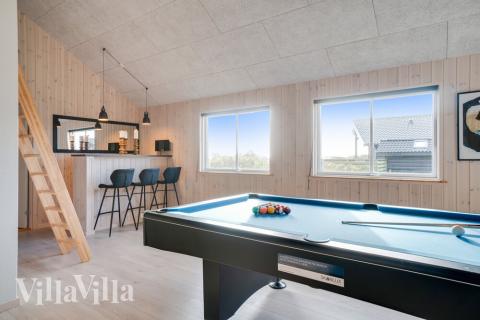 Förutom de många timmar som du kan tillbringa i stugans poolavdelning erbjuder lyxstuga 478 även biljard, bordtennis och dart