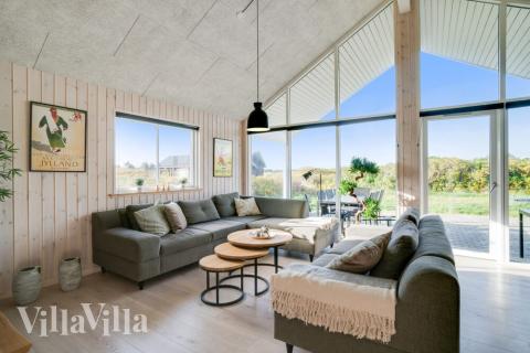 I soffhörnan i lyxstuga 478 i Vestjylland kan ni spela brädspel eller titta på film tillsammans.