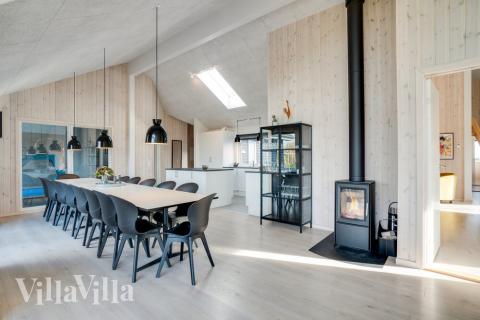 Det stora ljusa vardagsrummet i lyxstuga nr 478 för 18.