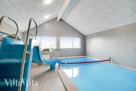 Den härliga poolen i lyxstuga nr 478 för 18 personer