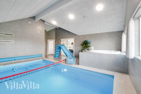 Sommarstuga 478 är inredd med en smakfull poolavdelning som har vattenrutschbana, ett stort inbyggt spapad och bastu