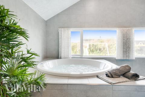 Njut av spabadets värme i lyxstuga nr 478 i Vestjylland