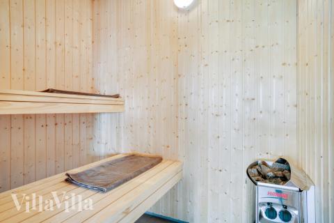 Njut av bastuvärmen i lyxstuga nr 478 för 18 personer