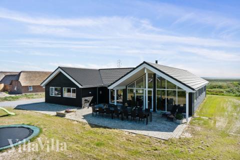 Den praktfulla poolstugan nr 478 med plats för 18 personer ligger i Vestjylland