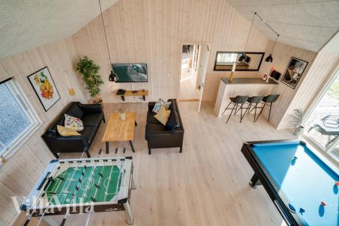 Lyxstuga 477 för 18 personer har ett stort aktivitetsrum med bl.a. biljard och dart