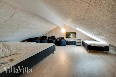 Några av de 18 sovplatserna finns på loftet i lyxstuga nr 477