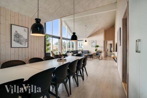 Vardagsrummet i lyxstuga nr. 477 har plats för 18 personer.