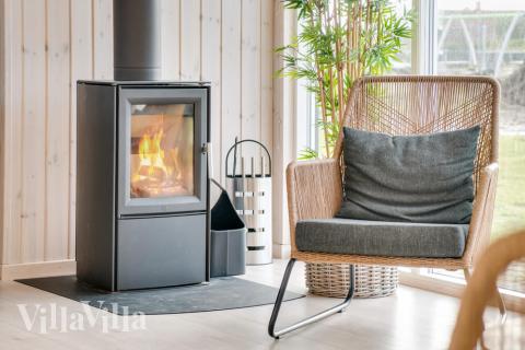 Det stora ljusa vardagsrummet i lyxstuga nr 477 för 18.